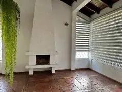 Sala con chimenea de obra