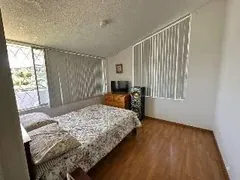 Dormitorio master con ventanal y vista al valle