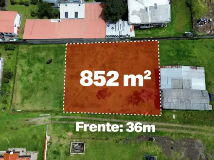 Vista aérea con dron del terreno de 852 m² en Inchalillo, con sus medidas marcadas