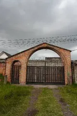 Portón de ladrillo de acceso a la urbanización