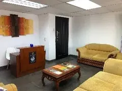Recepción con counter y sala de espera