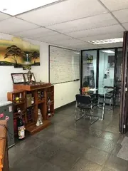 Área interna con divisiones de vidrio