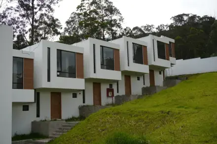 Hilera de casas del conjunto Somnum con jardín delantero
