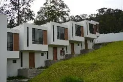 Hilera de casas del conjunto Somnum con jardín delantero