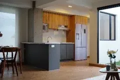 Cocina con isla y electrodomésticos