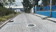 Calle del sector con veredas y servicios